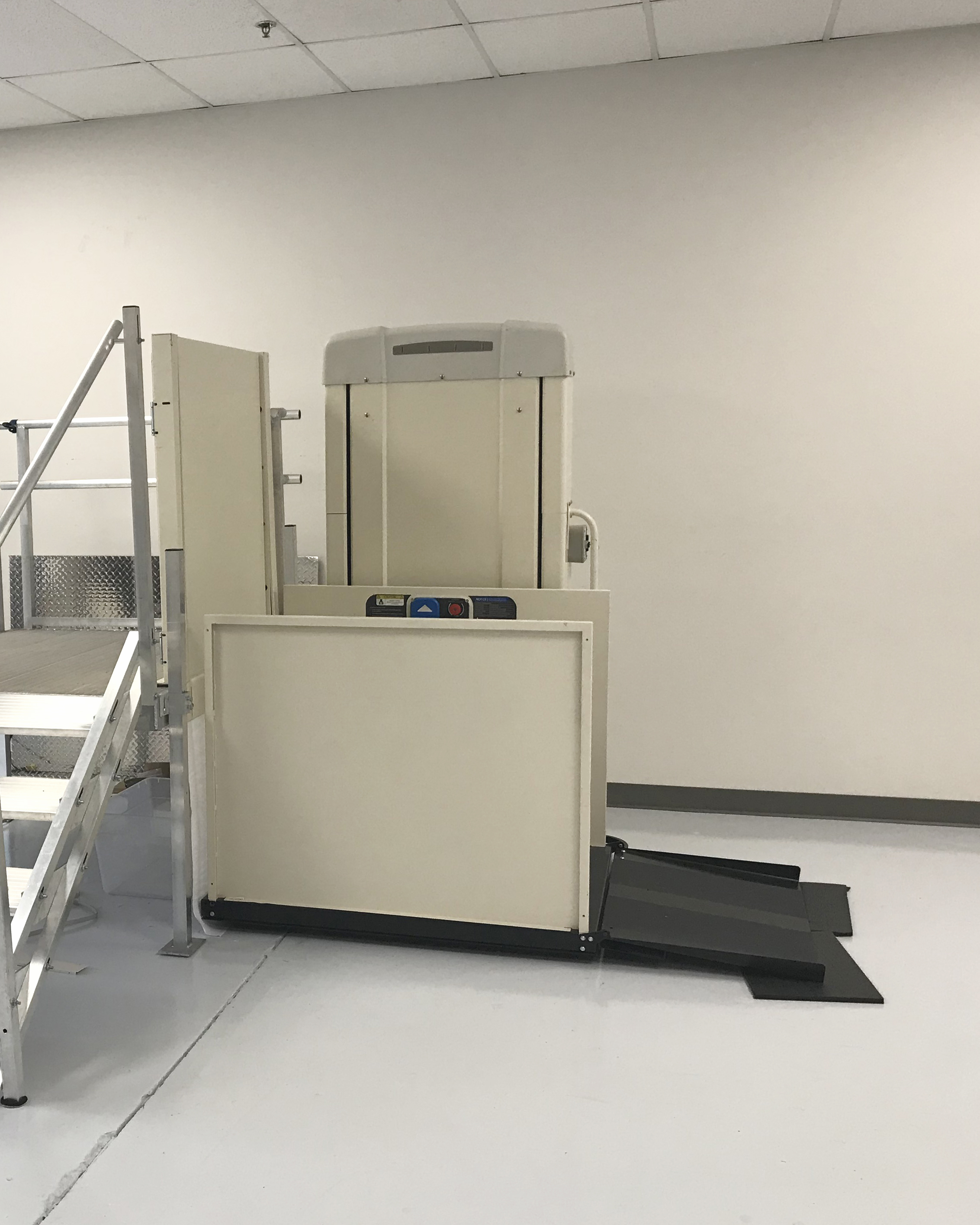 Hercules II 750 Commercial Vertical Wheelchair Lift Vertical Platform